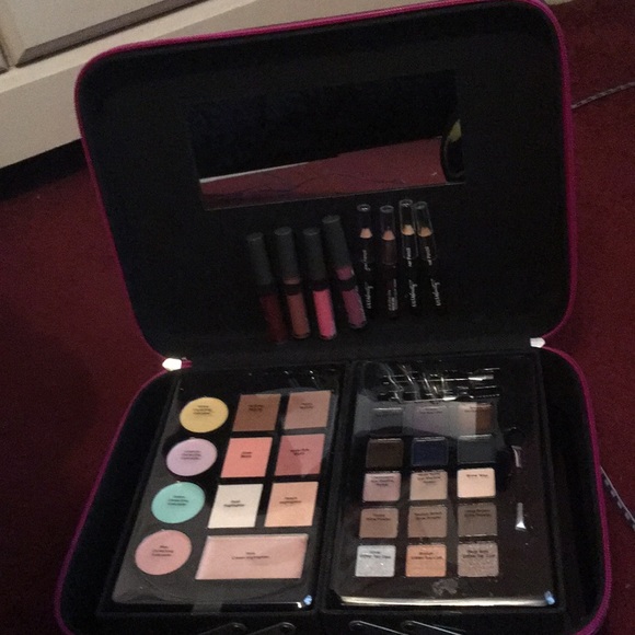 Makeup - Picture 1 of 4